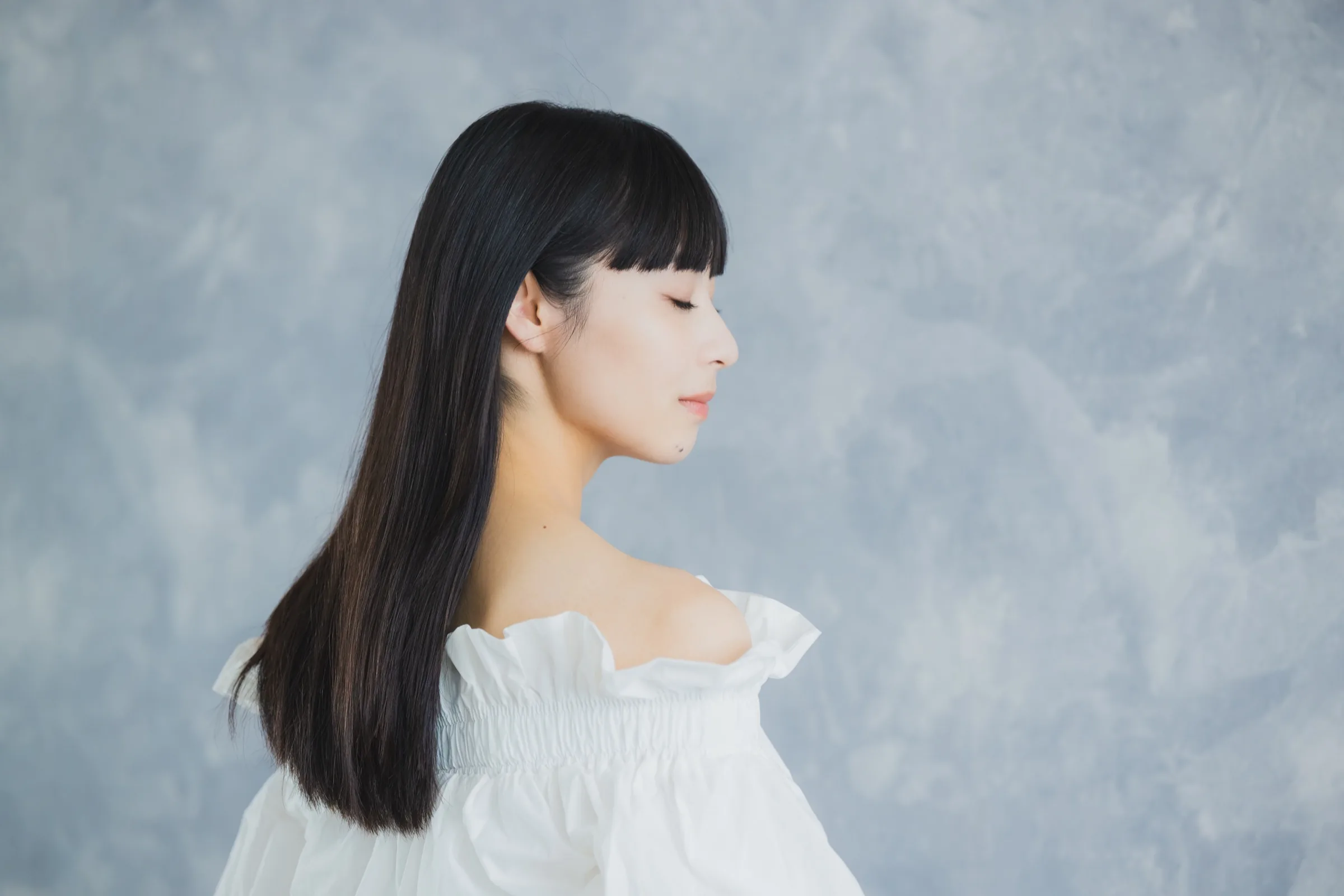 自然な艶のある髪のモデル